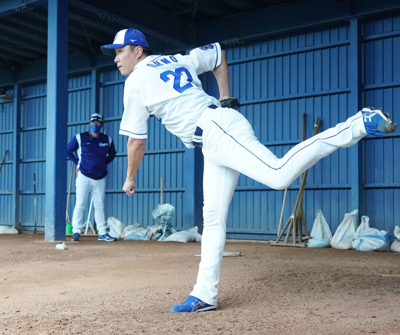 ブルペンで投球練習をする中日大野雄大（奥は与田剛監督）（撮影・森本幸一）