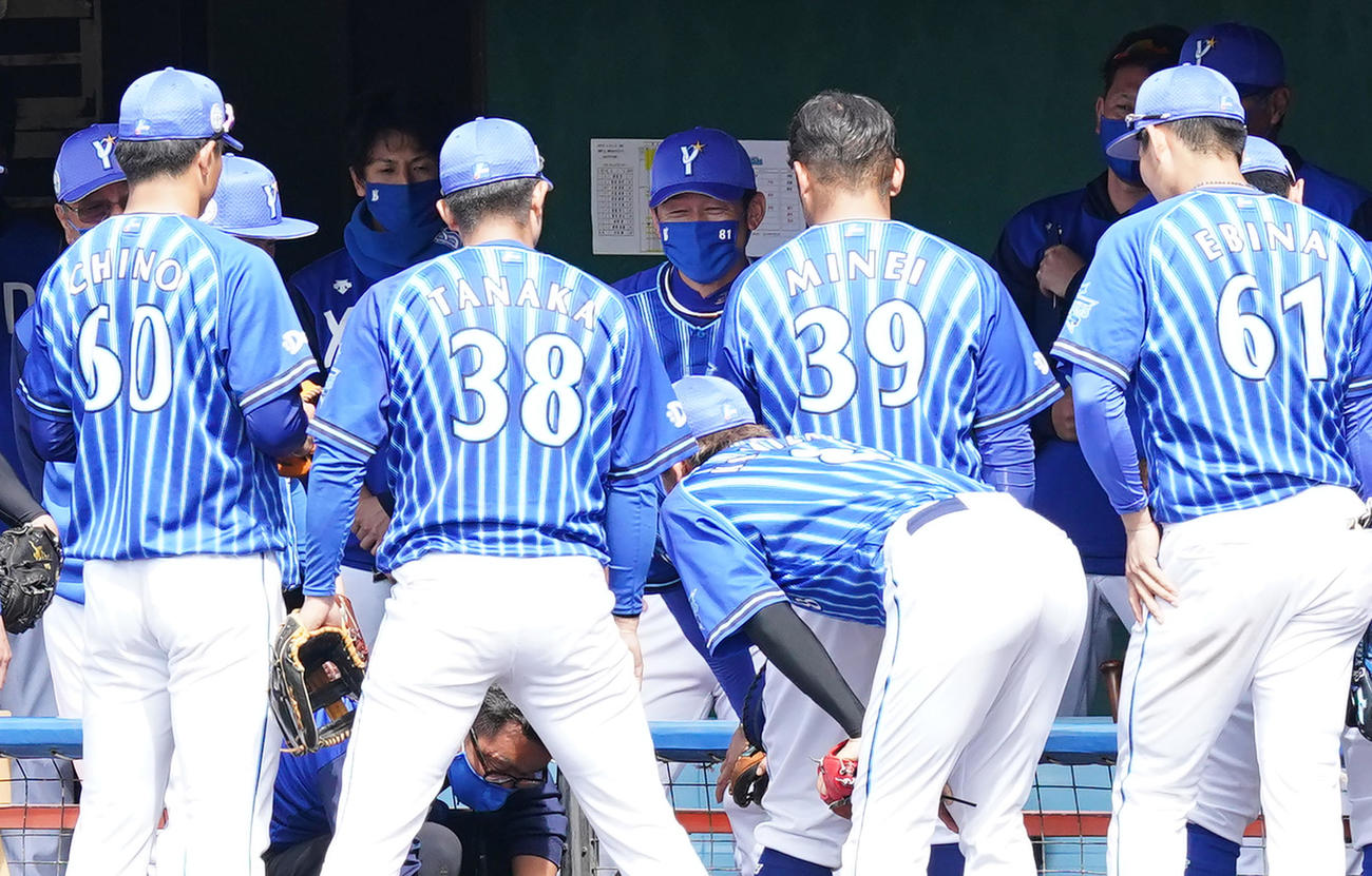 練習試合　中日対DeNA　試合前、ミーティングで選手を前に話すDeNA三浦監督（中央）（撮影・菅敏）