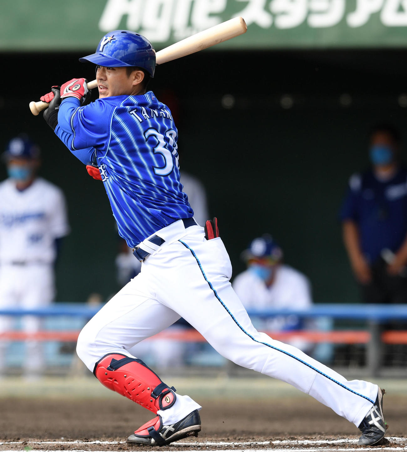 中日対DeNA 1回表DeNA1死、左前打を放つ田中俊（撮影・横山健太）