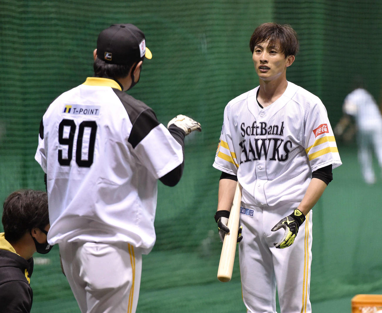 打撃練習中に小久保ヘッドコーチ（左）と話す周東（撮影・岩下翔太）