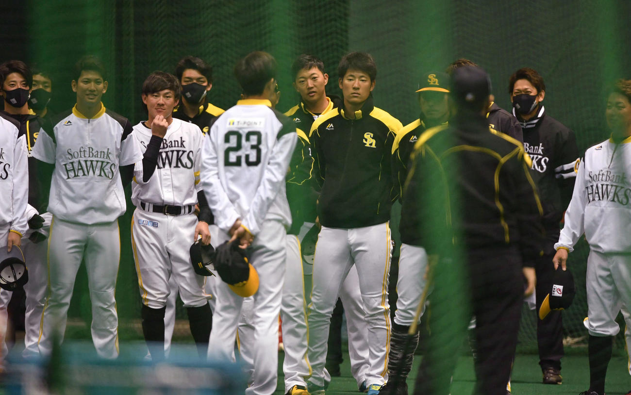 練習前の円陣で、A組に合流した周東（背番号23）はナインにあいさつする（撮影・岩下翔太）