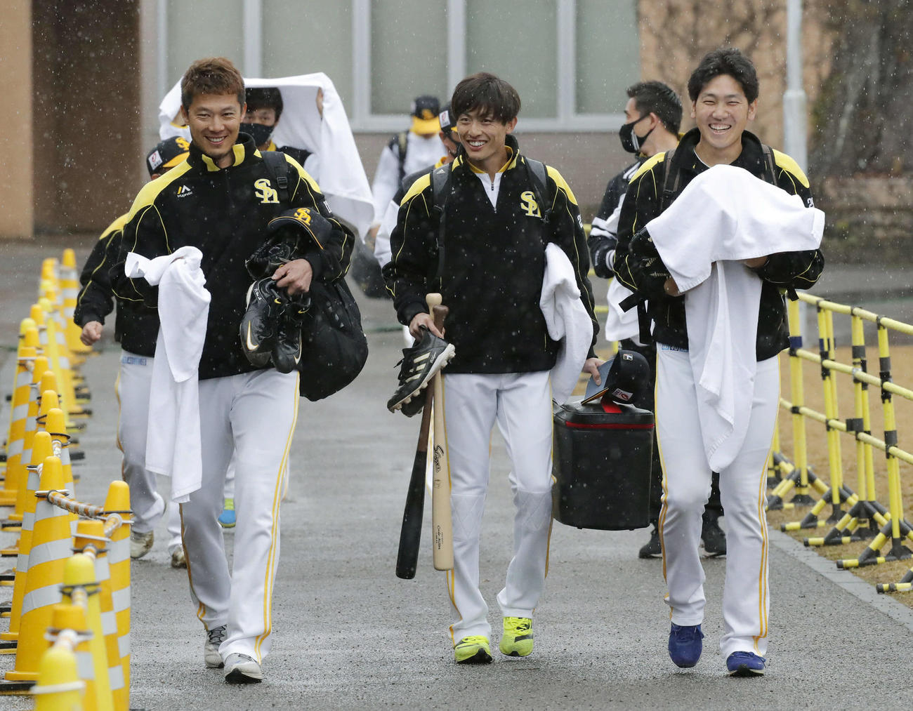 A組に合流した周東（中央）は、雨天のため岩崎（左）、石川（右）らと室内練習場に向かう
