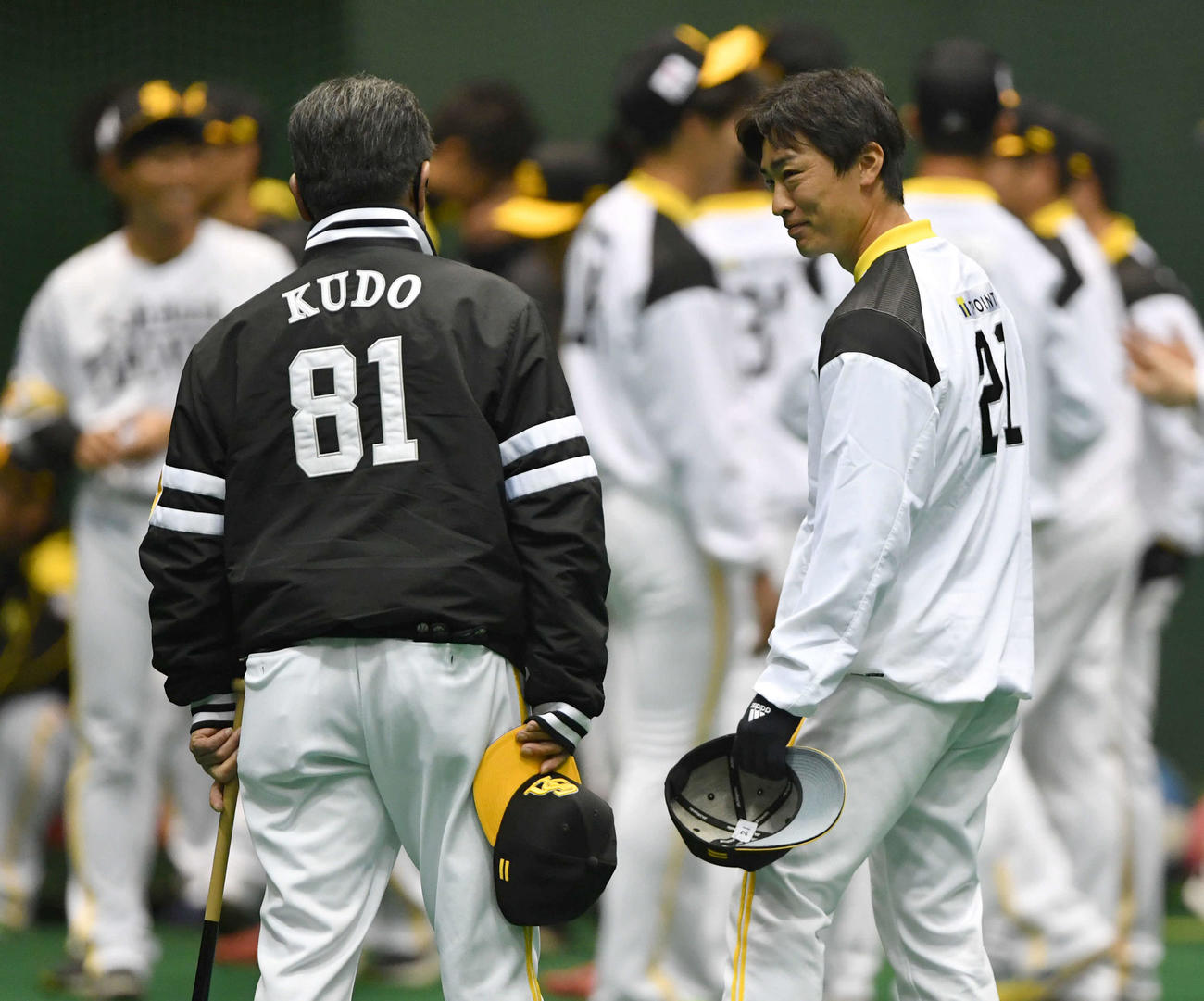 工藤公康監督（左）と話す和田毅（撮影・岩下翔太）