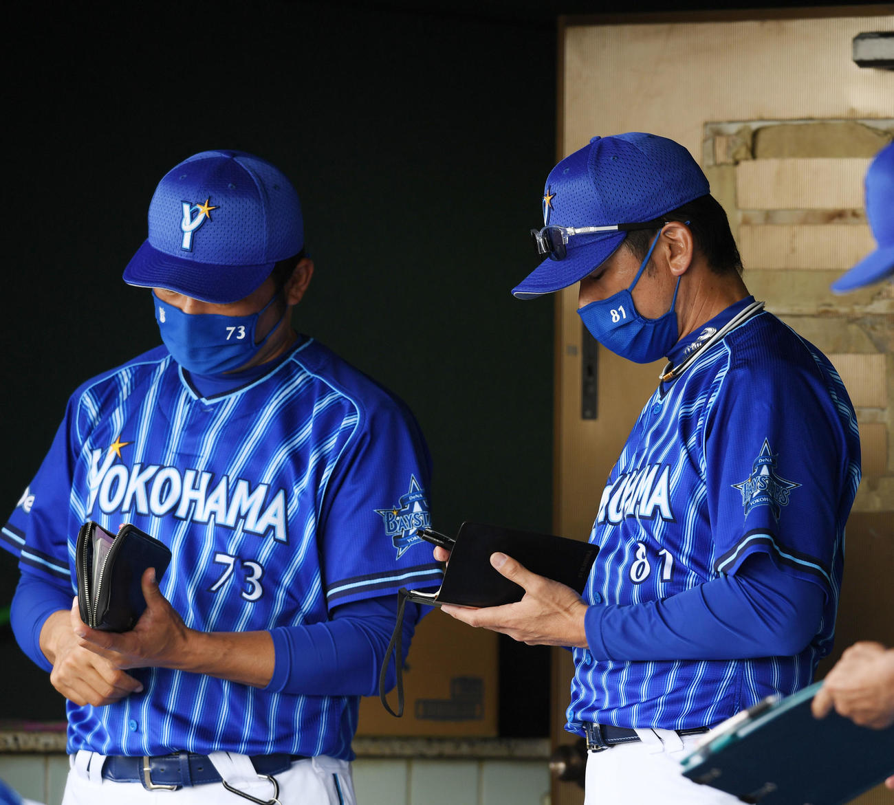 中日対DeNA　試合中、ベンチでメモを取るDeNA三浦監督（右）（撮影・横山健太）