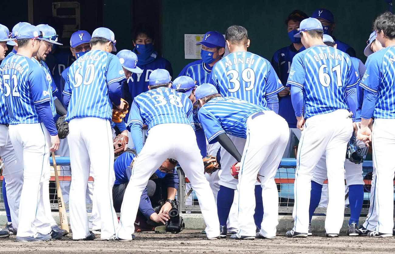 中日対DeNA　試合前、円陣を組むナインを前に笑顔を見せるDeNA三浦監督（中央）（撮影・菅敏）