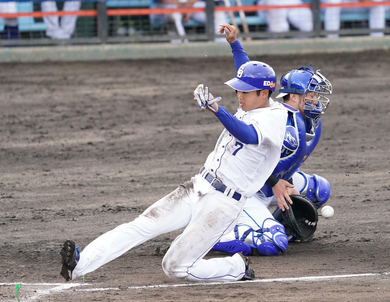 練習試合　中日対DeNA 8回裏中日1死満塁、武田健吾の犠飛で生還する根尾昂（撮影・森本幸一）