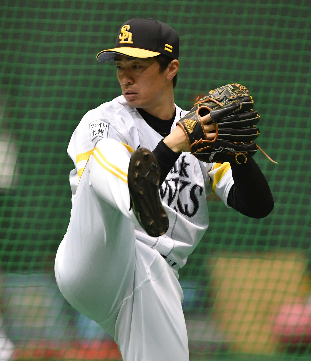 キャッチボールで右足を高く上げる和田（撮影・岩下翔太）