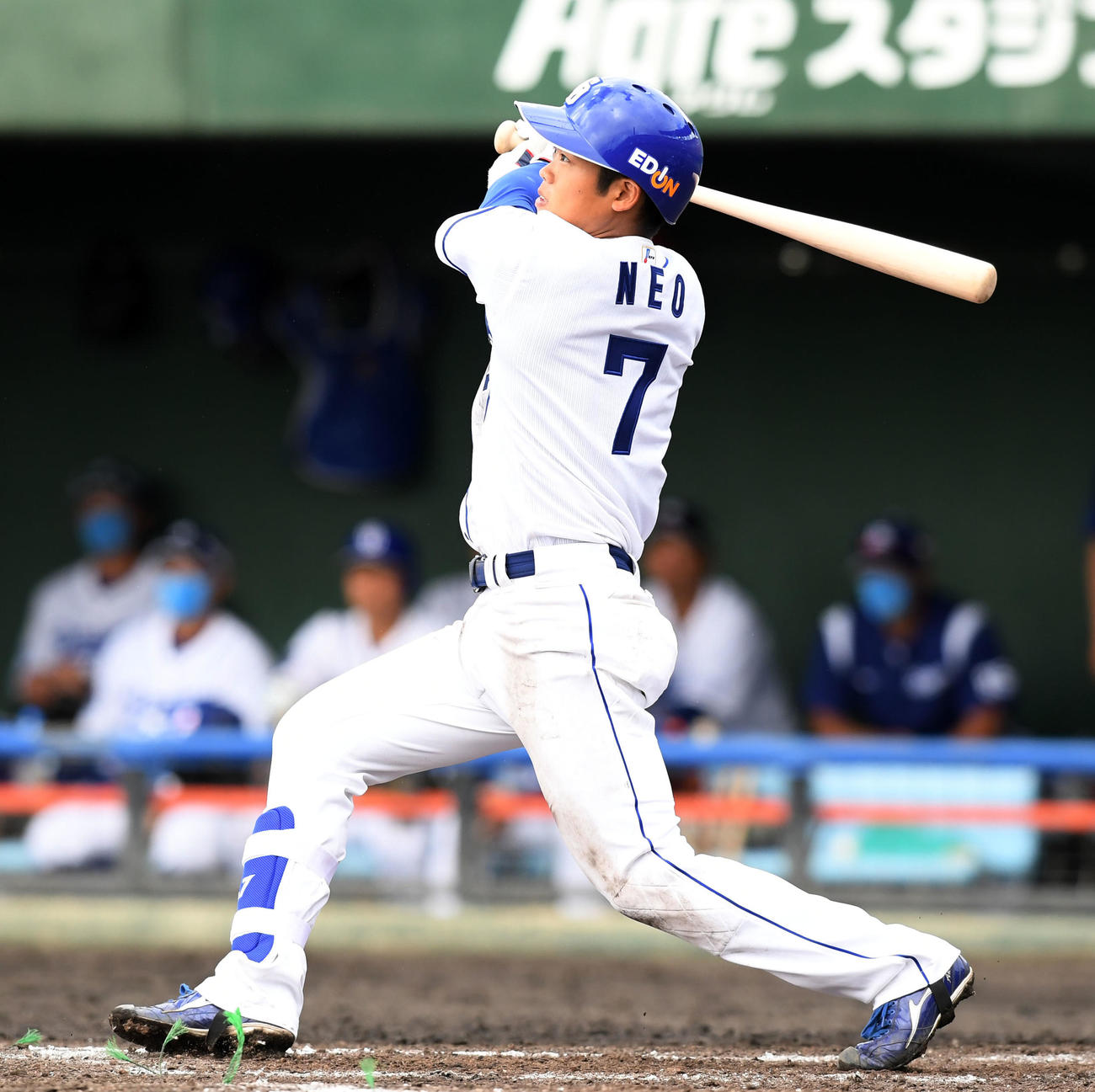 中日対DeNA 8回裏中日無死、中前打を放つ根尾（撮影・横山健太）