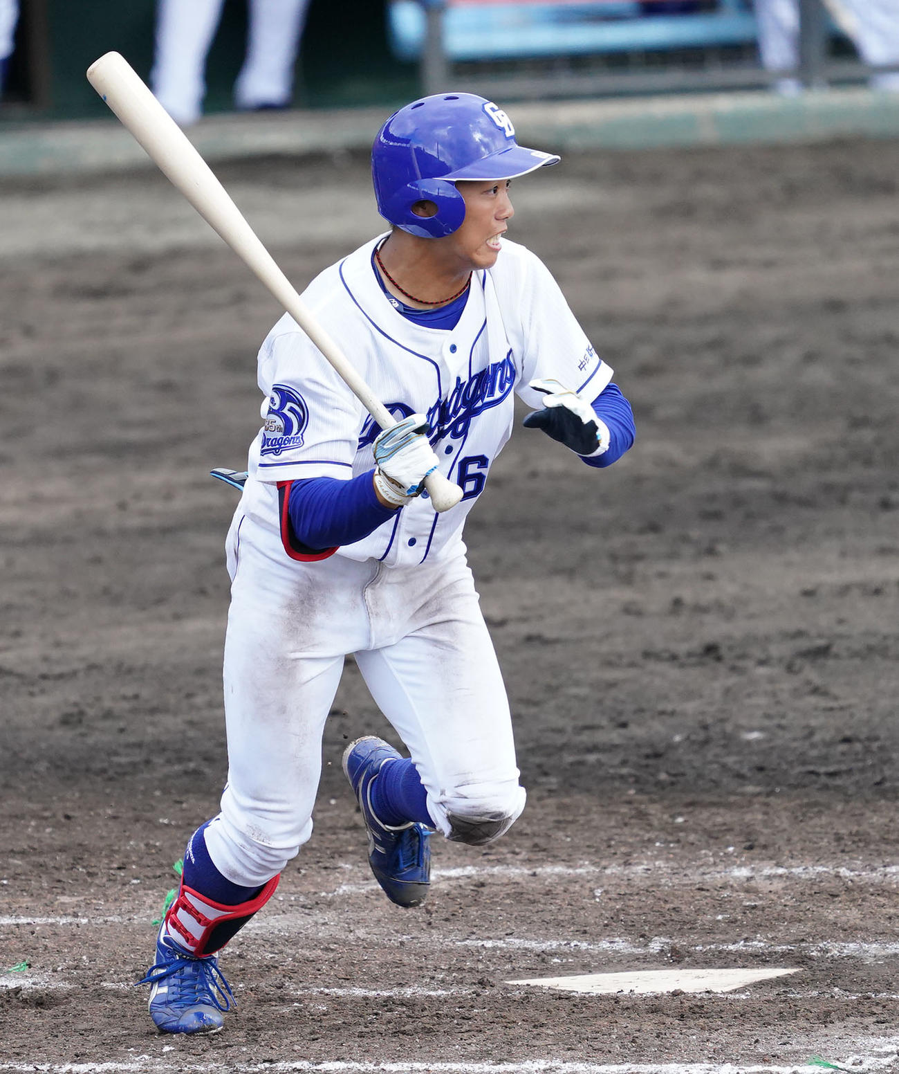 練習試合　中日対DeNA 8回裏中日無死一塁、中前安打を放った岡林勇希（撮影・森本幸一）