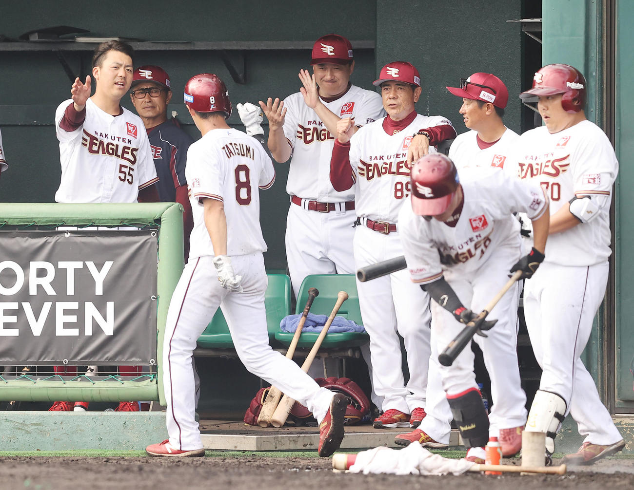 楽天対ロッテ　5回裏楽天2死満塁、和田の内野安打の間に生還した辰己（8番）を出迎える石井監督（中央）ら（撮影・垰建太）