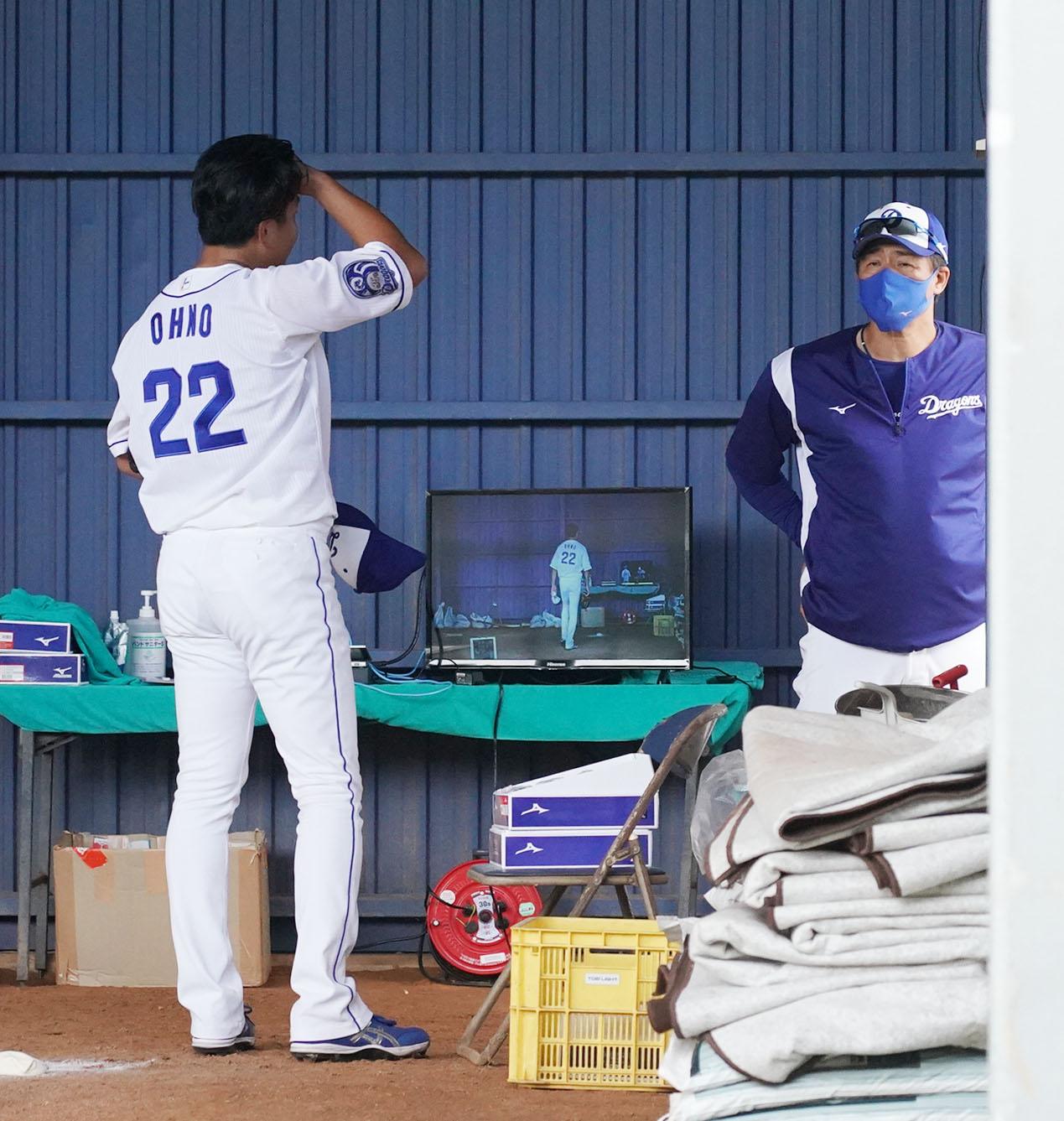 ブルペンで投球練習を終え与田剛監督（右）と言葉を交わすする大野雄大（左）（撮影・森本幸一）