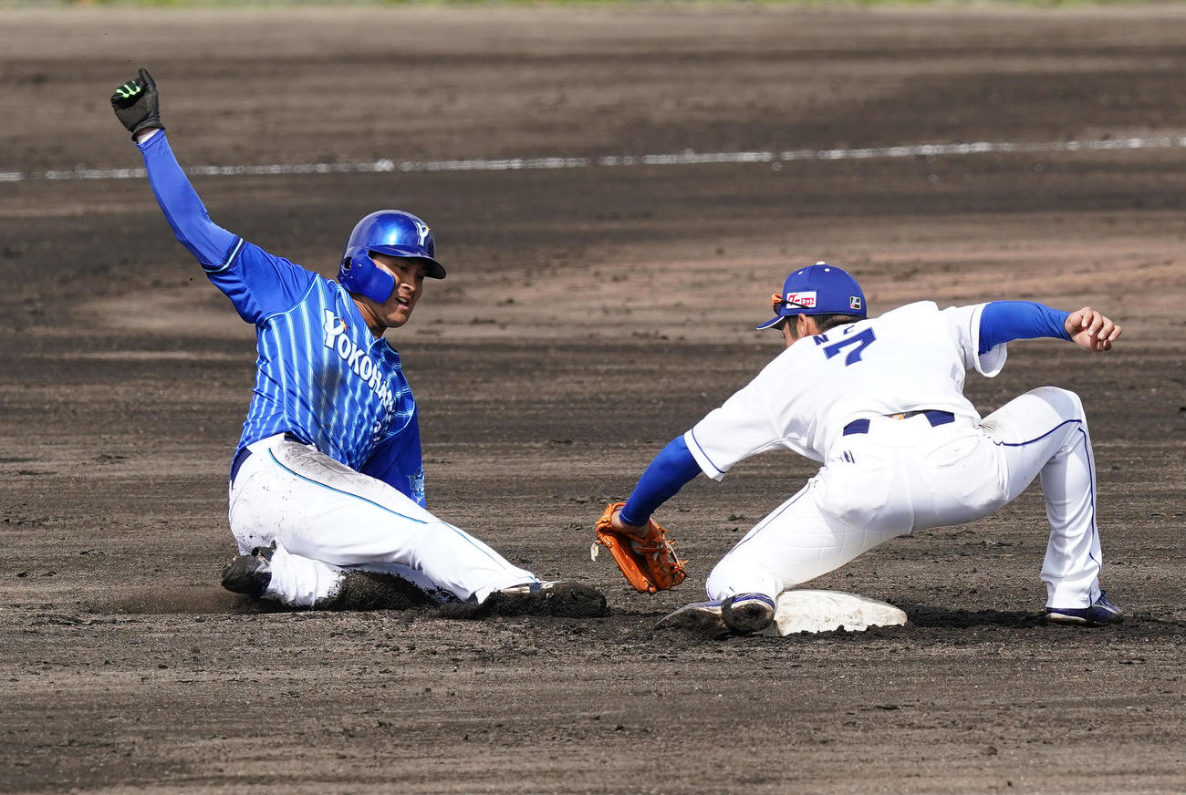 中日対DeNA 3回表DeNA2死一塁、打者田中俊の時、二盗を失敗するDeNA宮本。右は中日根尾（撮影・菅敏）