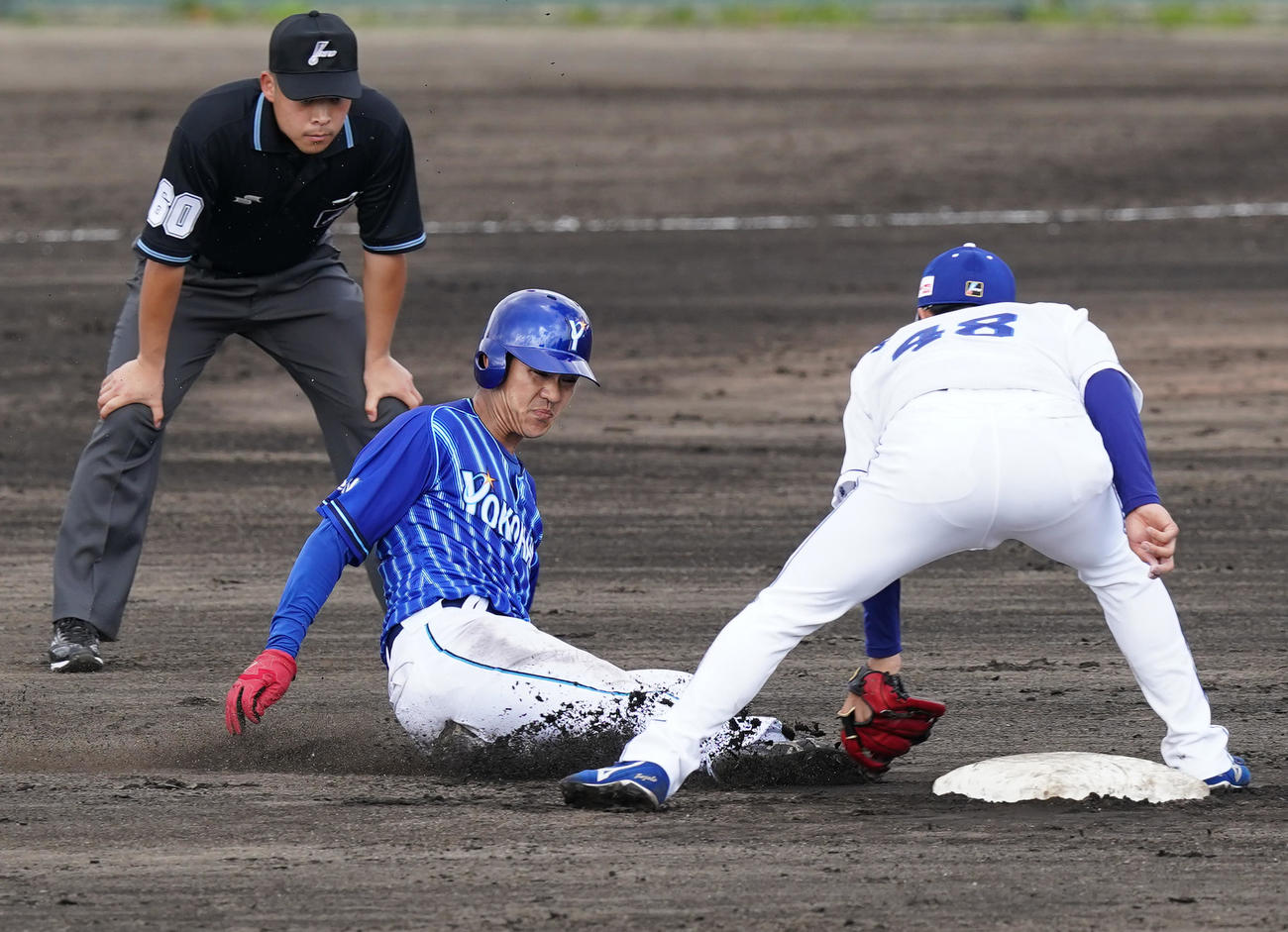 中日対DeNA 4回表DeNA無死一塁、打者中井の時、二盗を失敗するDeNA田中俊（撮影・菅敏）