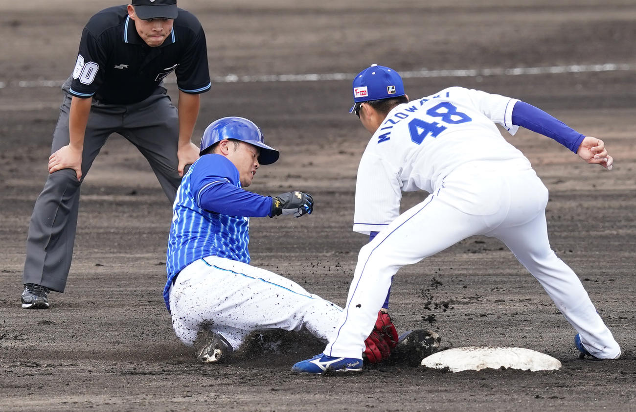 中日対DeNA 4回表DeNA2死、打者牧の時、二盗を失敗するDeNA細川（撮影・菅敏）