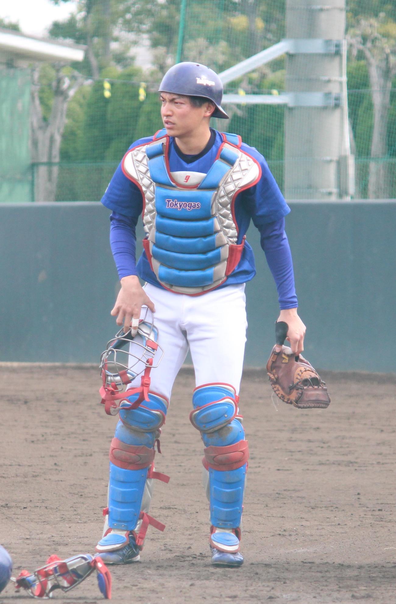 投内連係の確認をする東京ガス・加藤（撮影・保坂恭子）