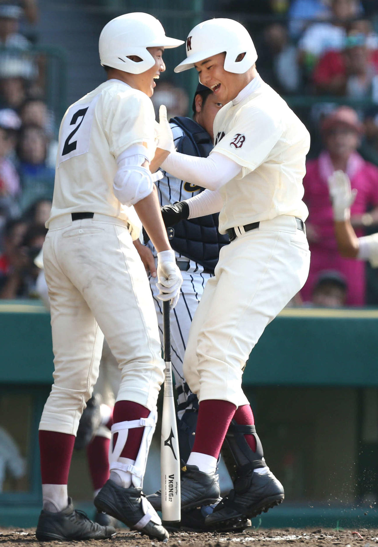 本塁打を放った清宮（右）とハイタッチする加藤（2015年8月15日撮影）