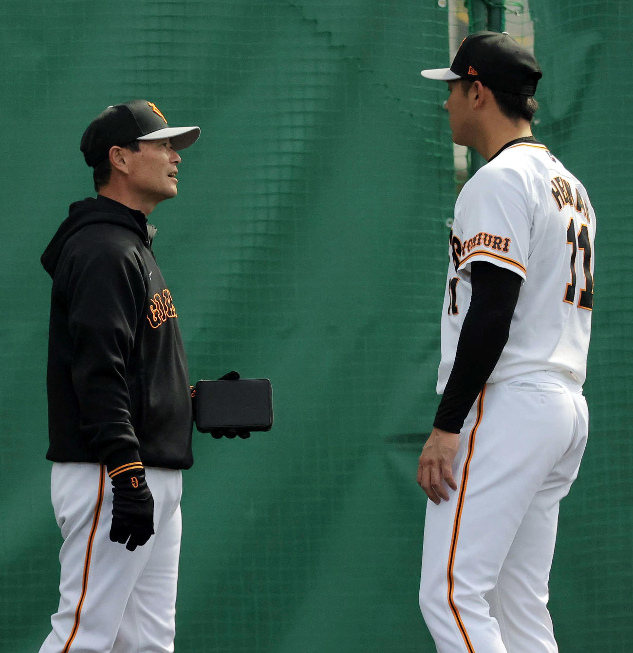 室内ブルペンで投げ終えた平内（右）と話をする桑田投手チーフコーチ補佐