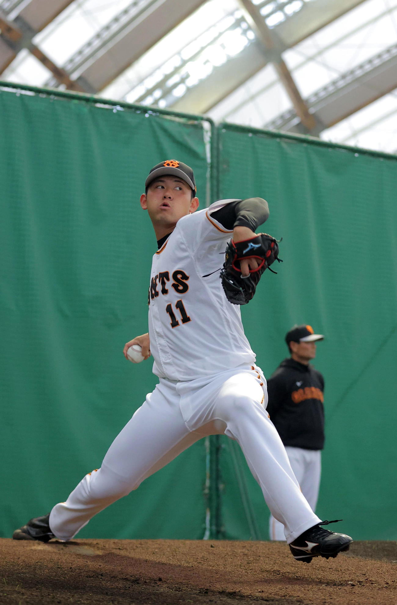 室内ブルペンで投げ込む平内
