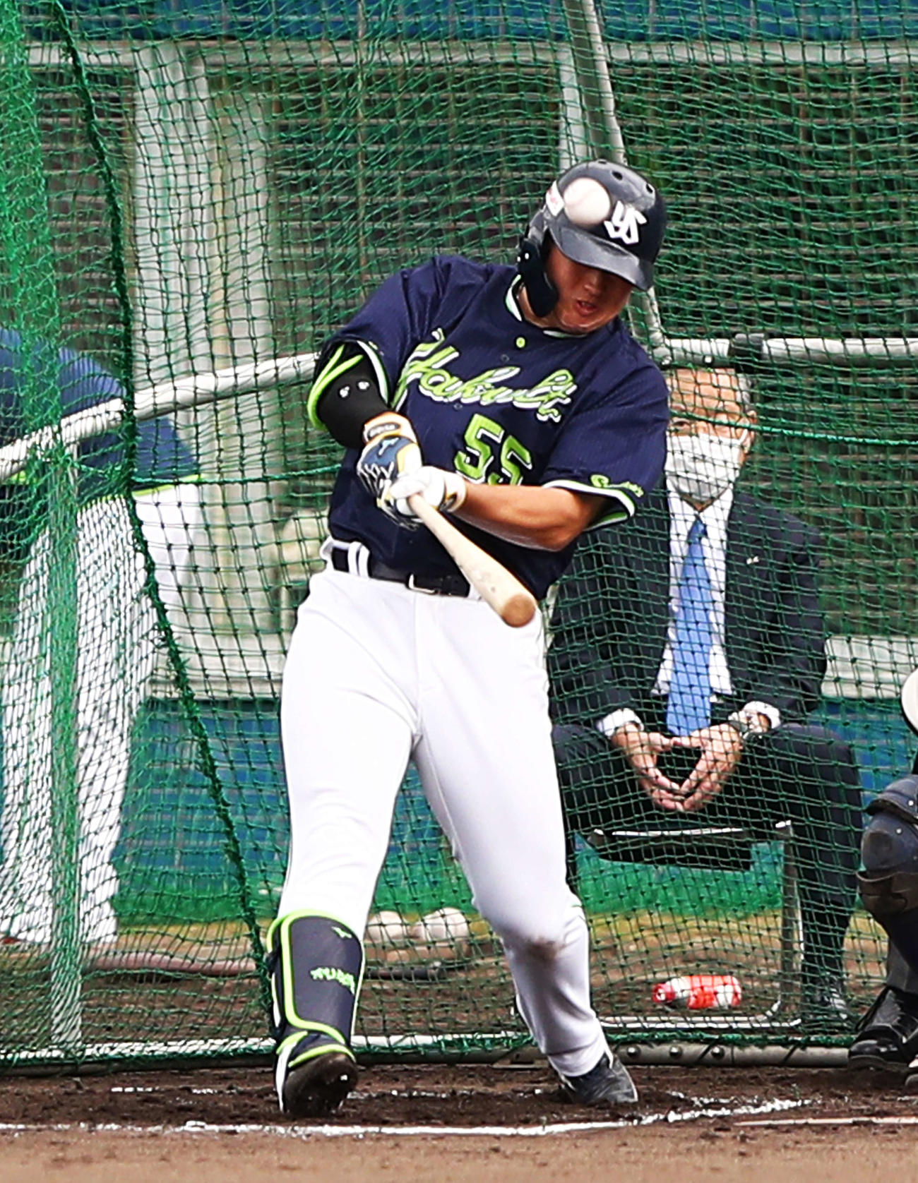 投手小川で打撃練習するヤクルト村上。奥は衣笠球団社長兼オーナー代行（撮影・河田真司）