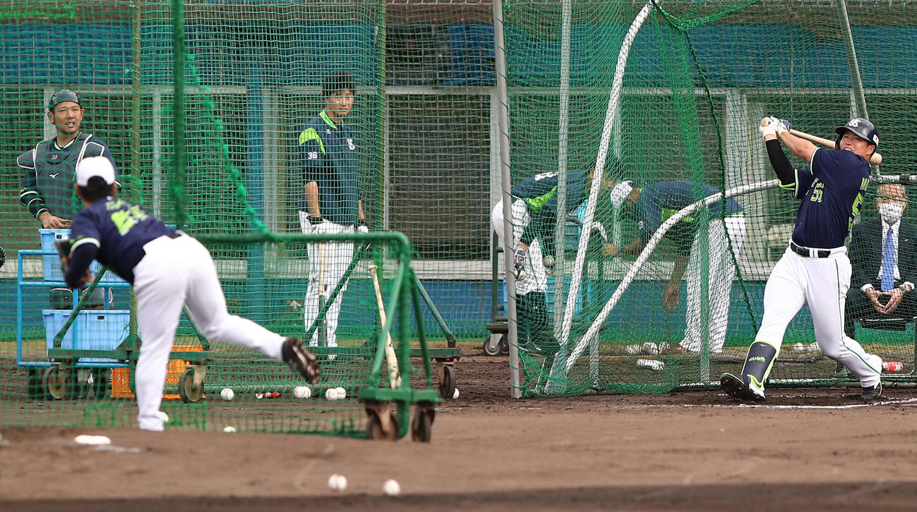 小川を投手に打撃練習するヤクルト村上（右）（撮影・河田真司）