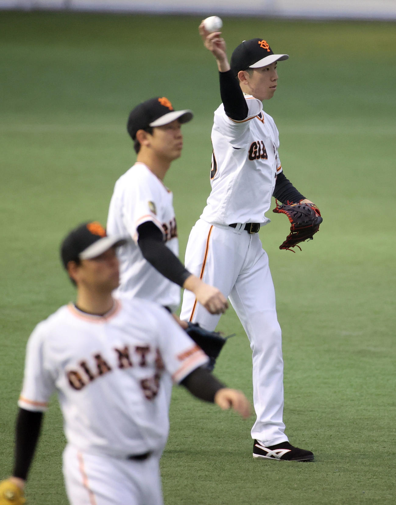 キャッチボールをする戸郷（後方）ら巨人の選手たち（撮影・狩俣裕三）