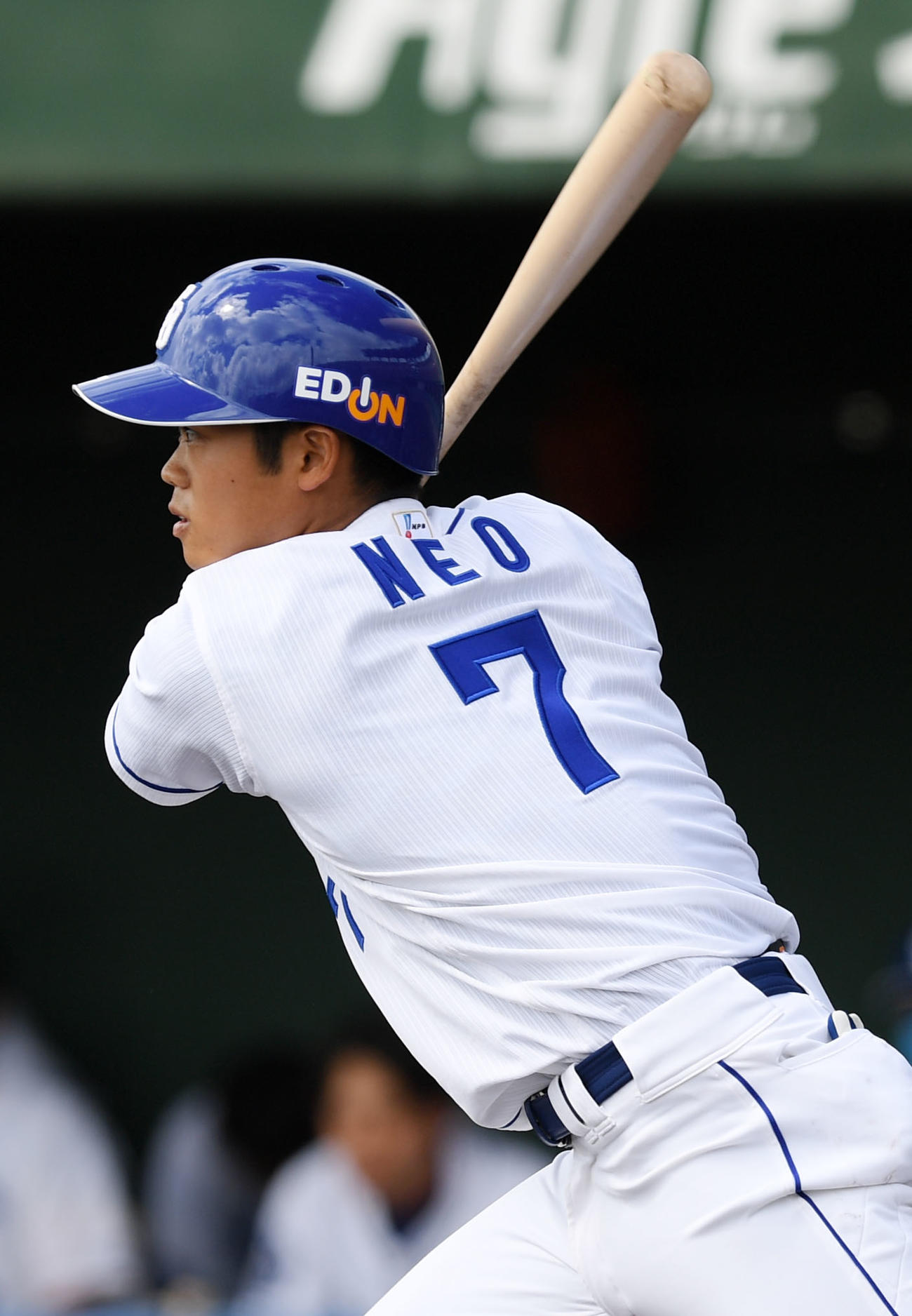 中日対DeNA 1回裏中日無死、右前打を放つ根尾（撮影・横山健太）