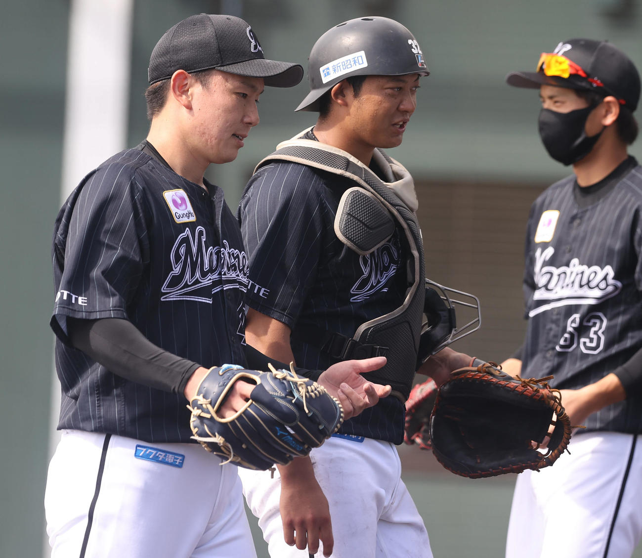 1回裏楽天の攻撃を無失点に抑え言葉を交わすロッテ中村稔（左）と佐藤都（中央）（撮影・垰建太）