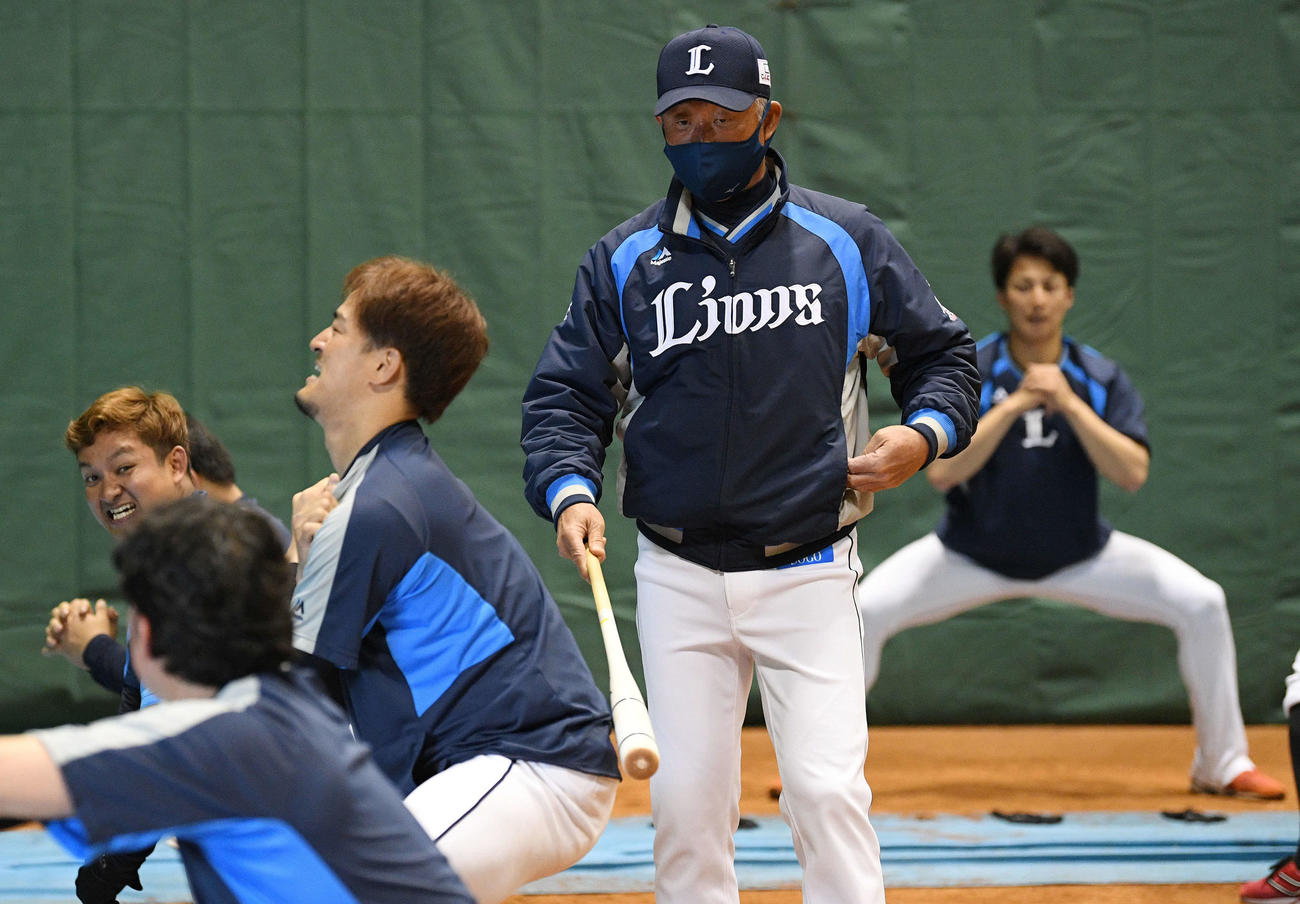 トレーニングする西武平井（手前から2人目）を指導する辻監督（撮影・滝沢徹郎）