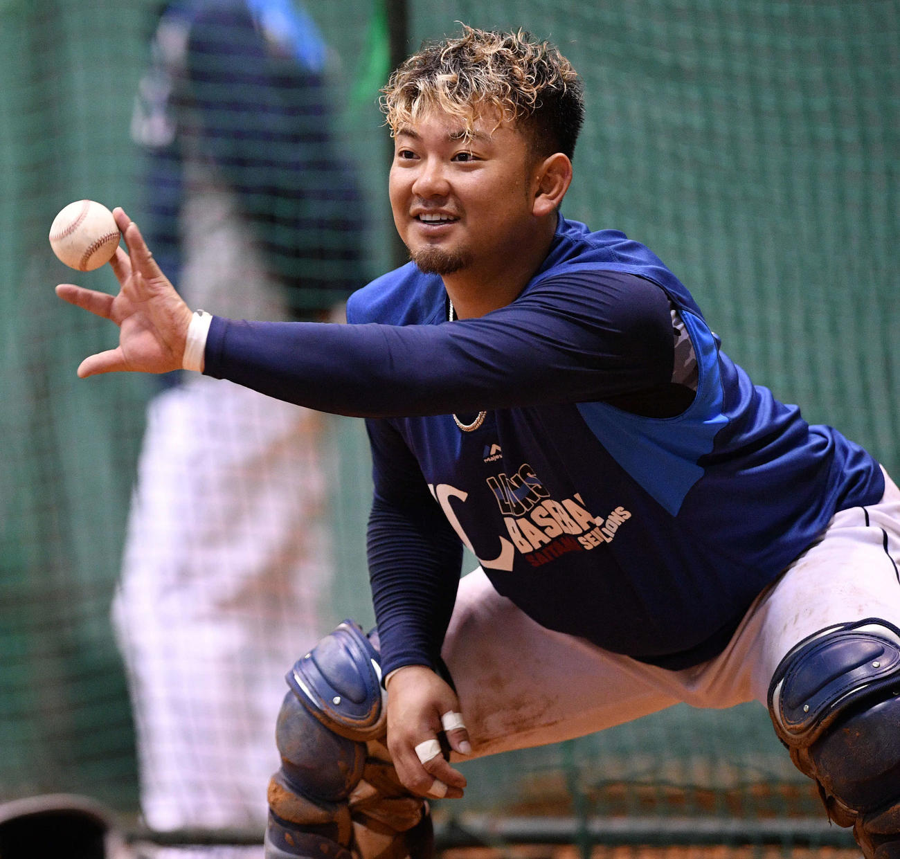 素手でボールをキャッチする西武森（撮影・滝沢徹郎）