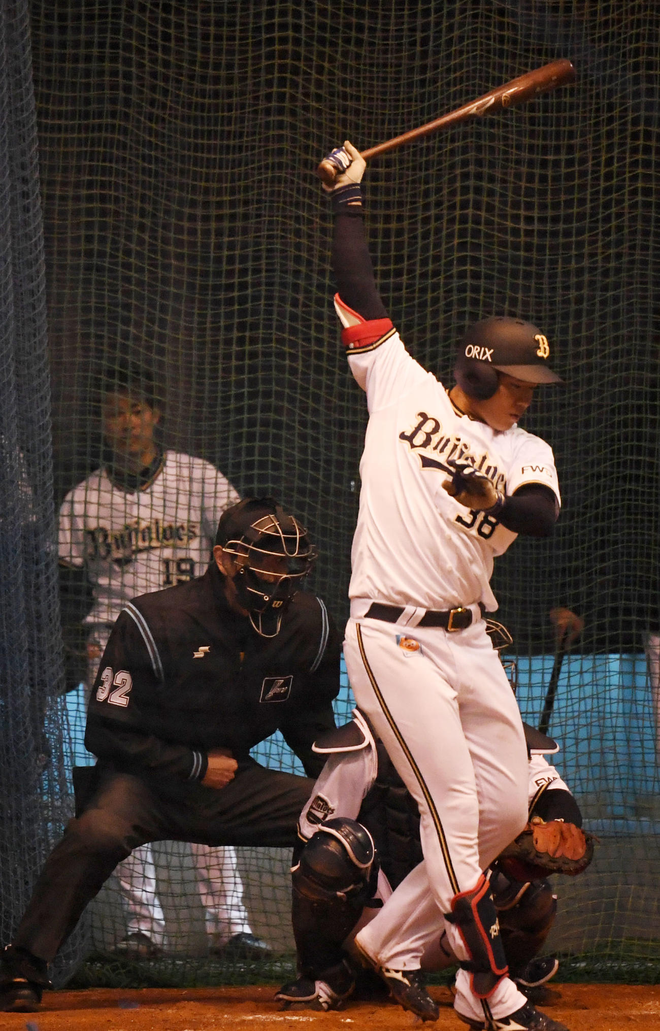 LiveBPを行ったオリックス山本を見る山岡。打者来田（撮影・前岡正明）