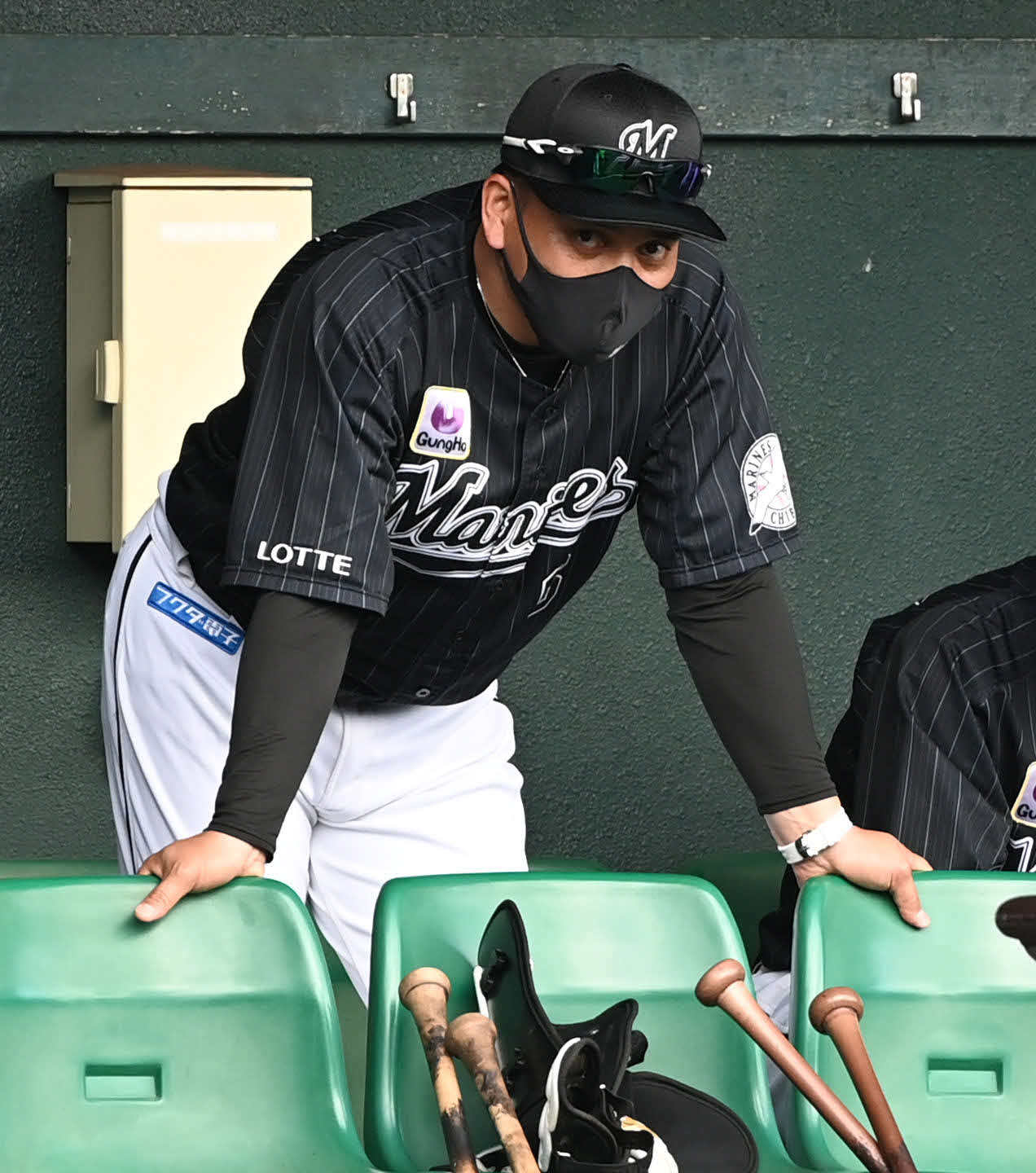 楽天対ロッテ　戦況を見守るロッテ井口監督（撮影・山崎安昭）