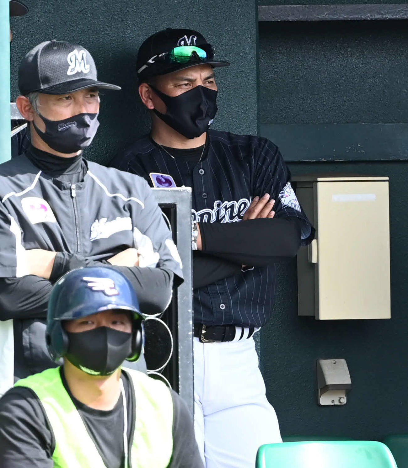 楽天対ロッテ　戦況を見守るロッテ井口監督（右）（撮影・山崎安昭）