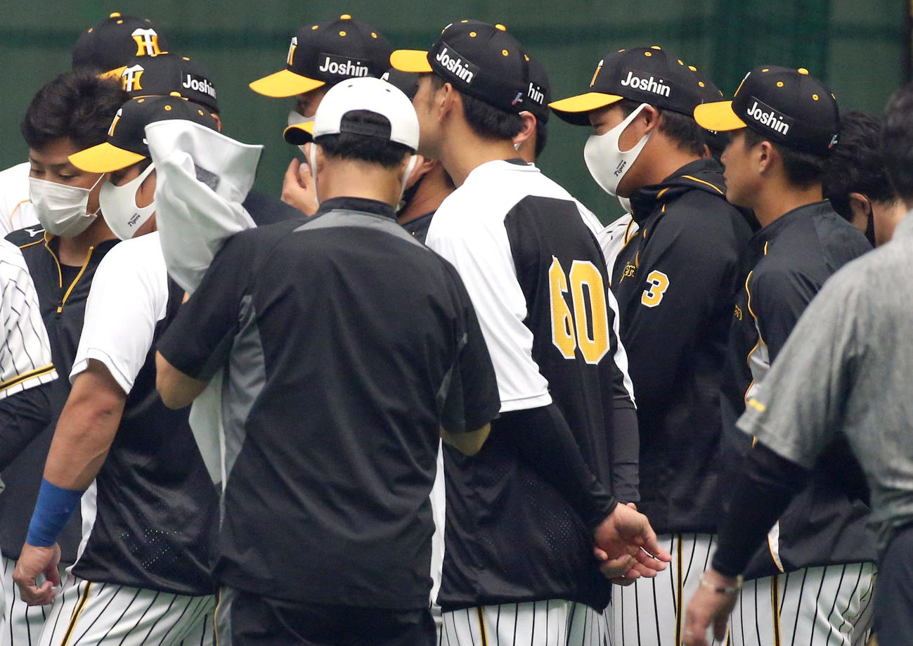 大山悠輔（右から2人目）はミーティングに加わり話を聞く（撮影・上山淳一）