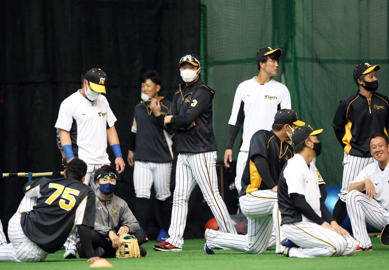 練習前、室内練習場に姿を見せる阪神大山（中央）