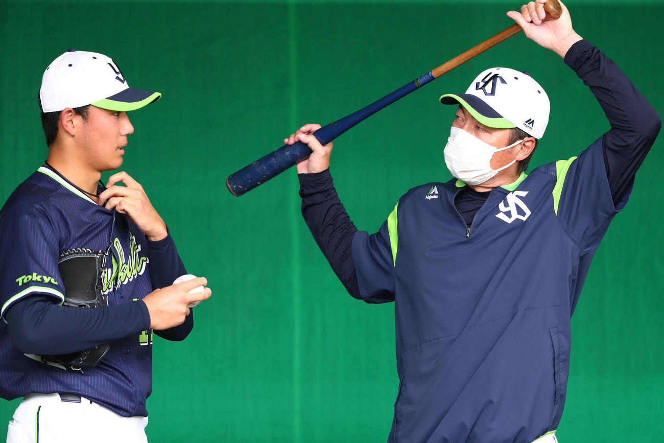 ブルペンでヤクルト奥川（左）にアドバイスする高津監督（撮影・河田真司）