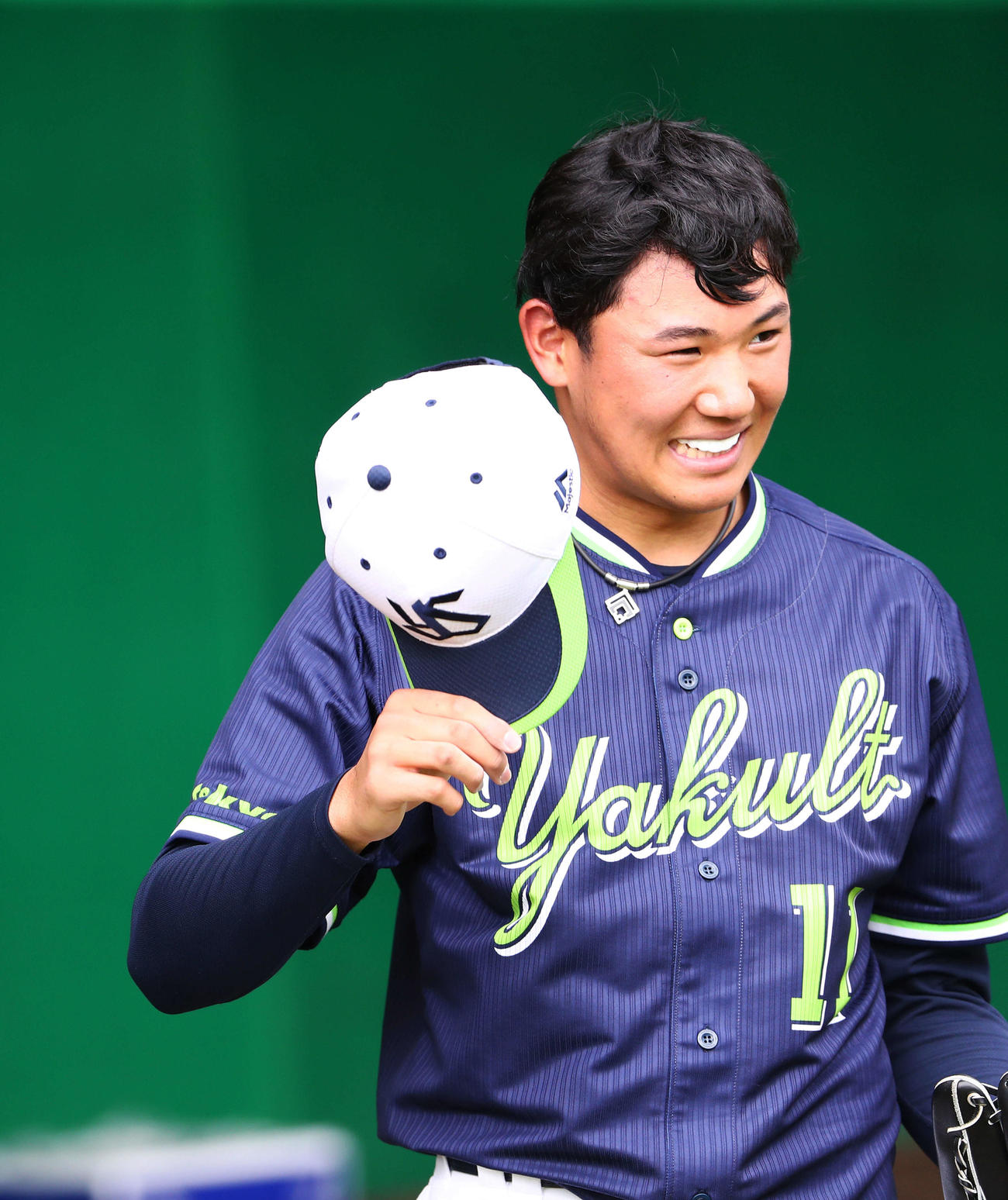 ブルペン投球を終え、笑顔を見せるヤクルト奥川（撮影・河田真司）