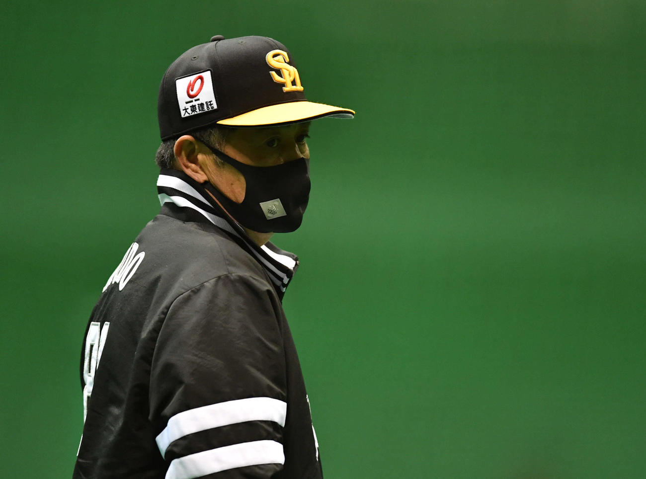 打撃練習を見つめる工藤監督（撮影・岩下翔太）