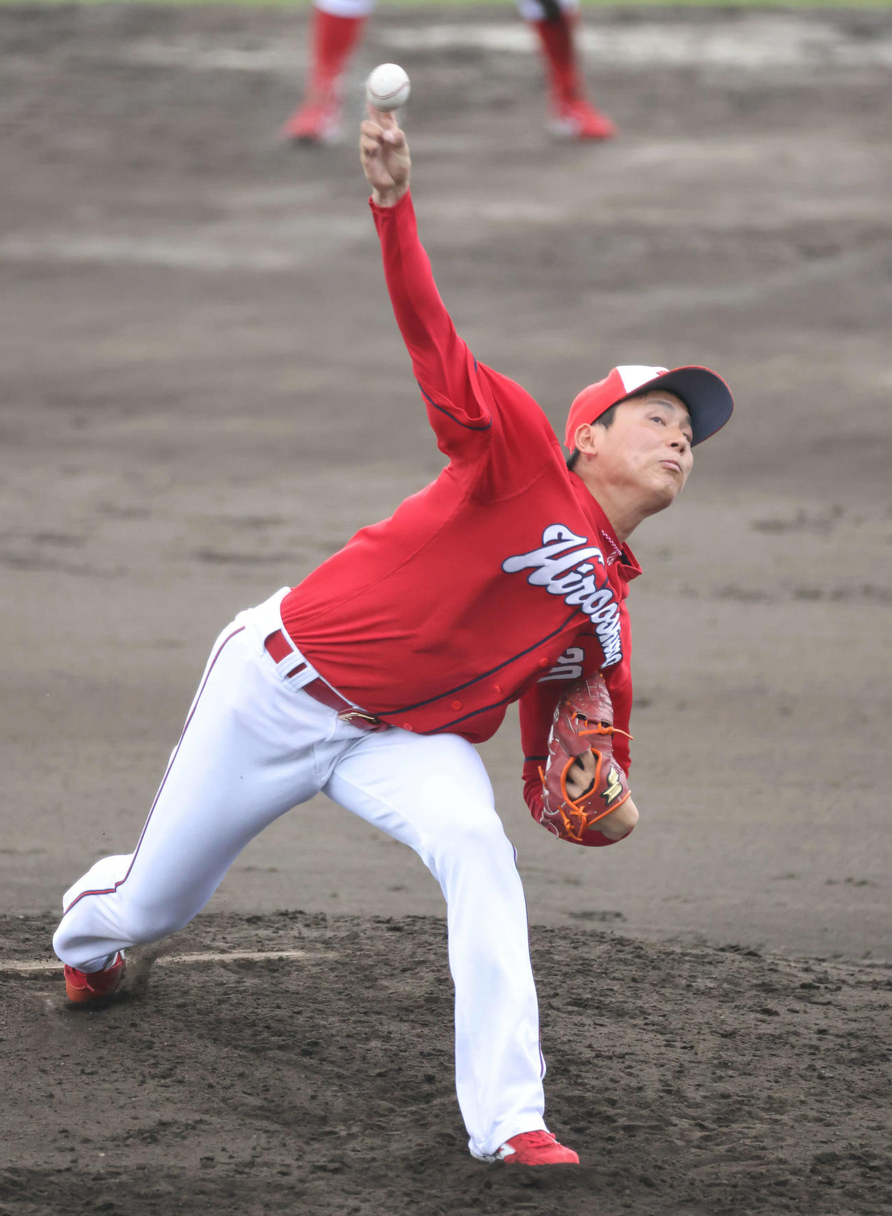 シート打撃に登板した栗林（撮影・加藤孝規）
