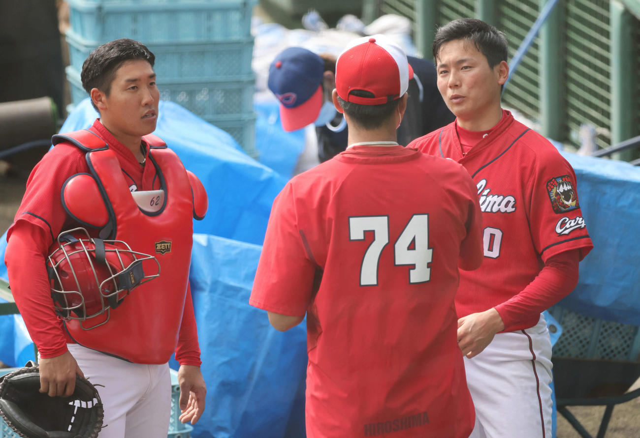 シート打撃に登板した栗林（右）は永川コーチ（中央）と話す。左は石原（撮影・加藤孝規）