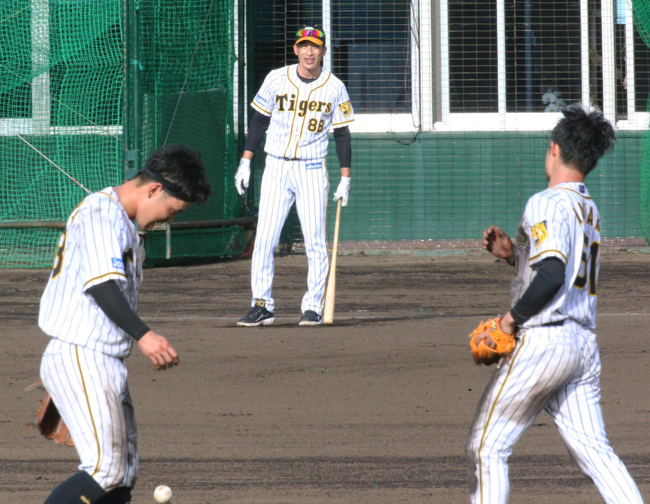 矢野燿大監督（中央）のデスノックに苦しむ糸原健斗（左）と中野拓夢（撮影・上山淳一）