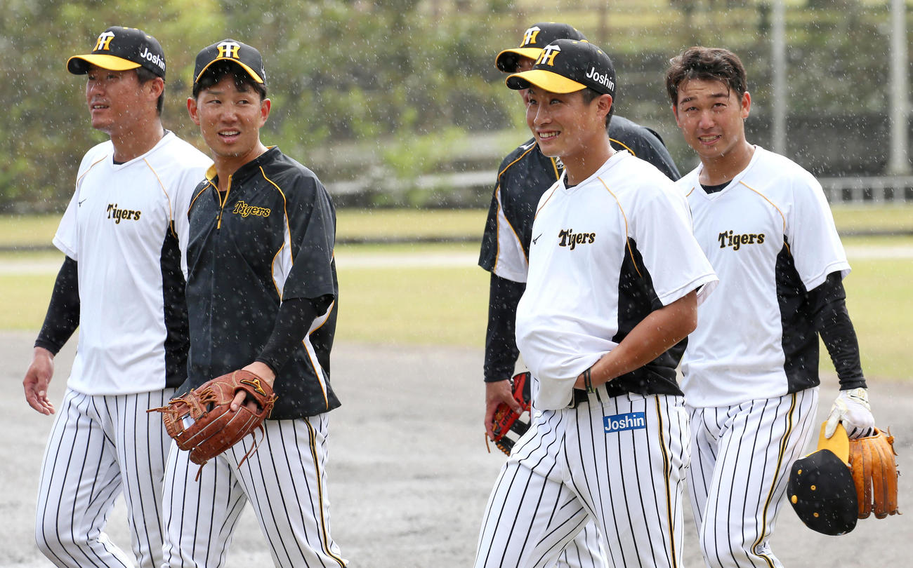 サブグラウンドのノックを終え引き揚げる（左から）陽川尚将、糸原健斗、木浪聖也、山本泰寛（撮影・上山淳一）