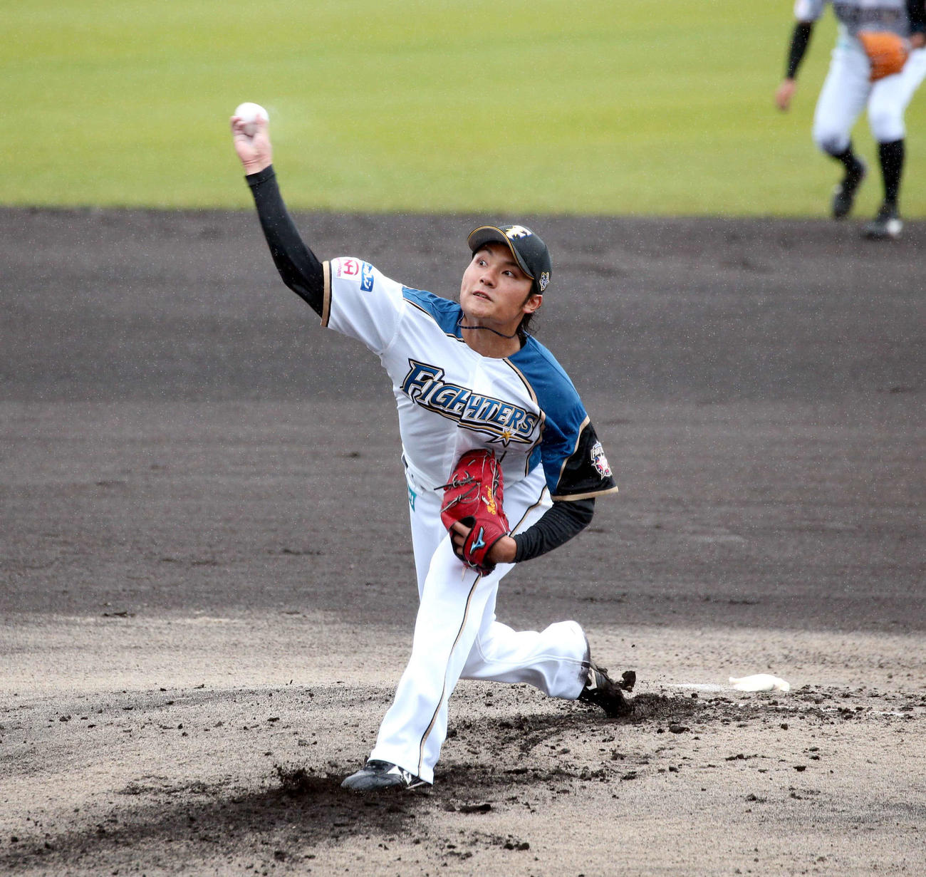 紅白戦で雨の中、先発する日本ハム伊藤（撮影・黒川智章）　　