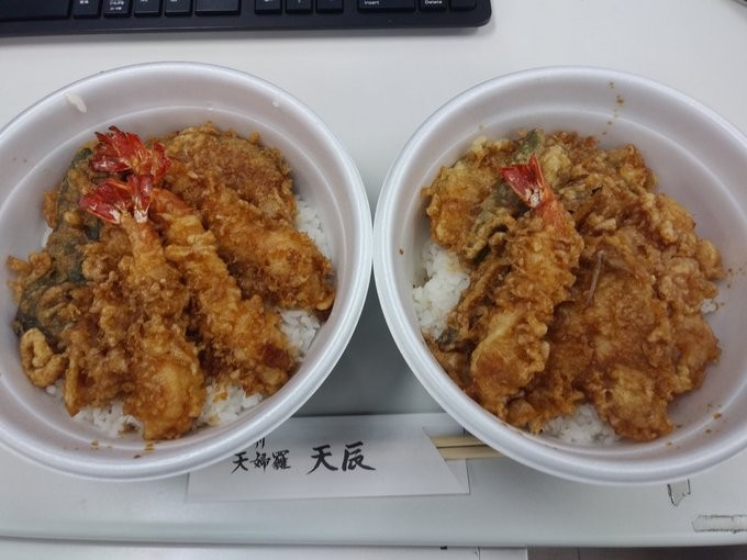 「天辰」の天丼（右）と海老天丼
