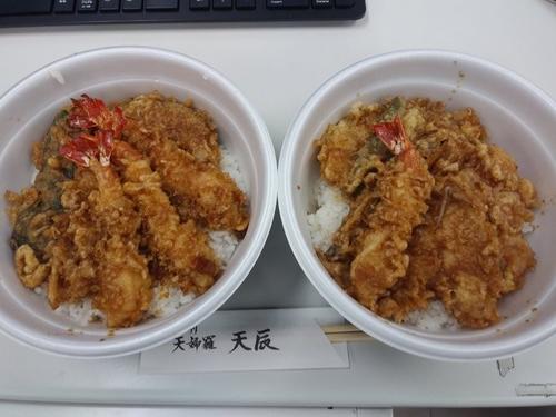 「天辰」の天丼（右）と海老天丼