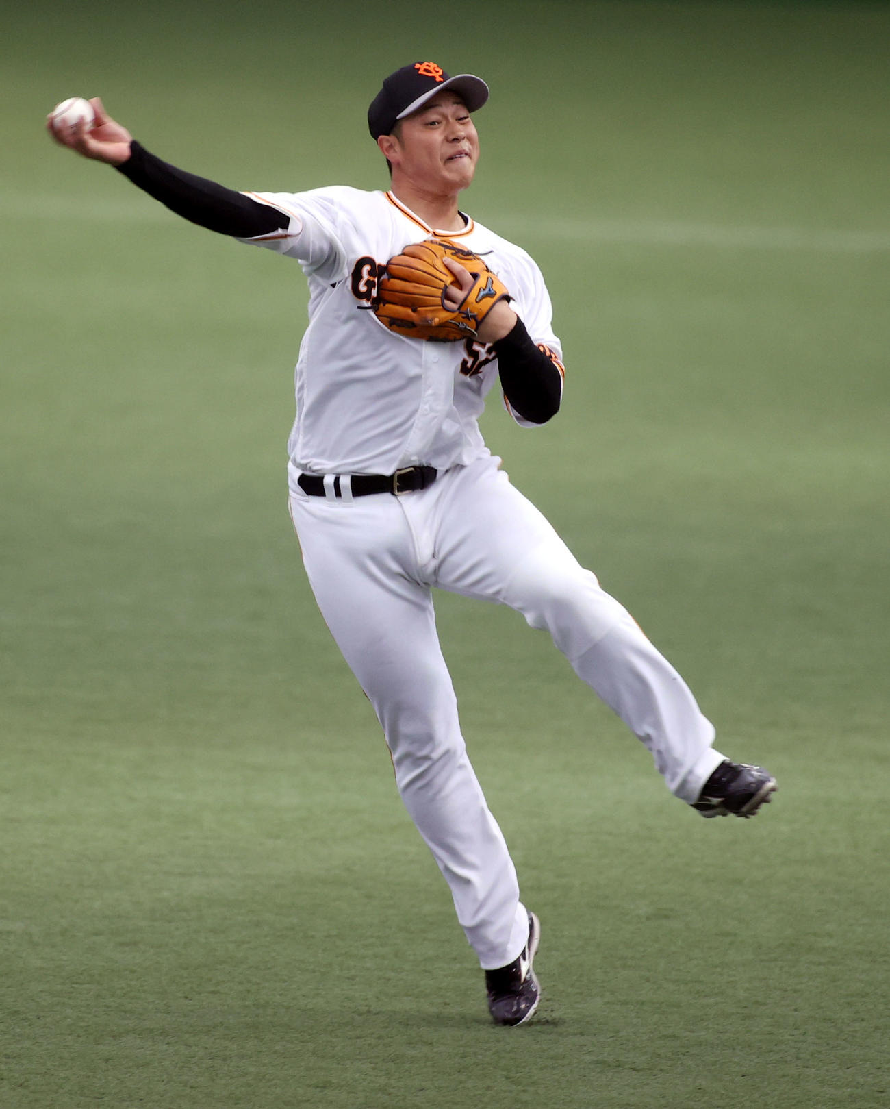 ノックで力強い送球をする北村（撮影・狩俣裕三）
