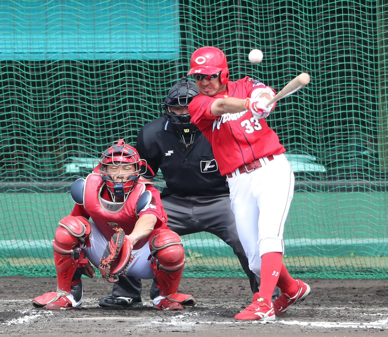 プロ野球広島沖縄キャンプ　シート打撃　菊池涼は左前打を放つ