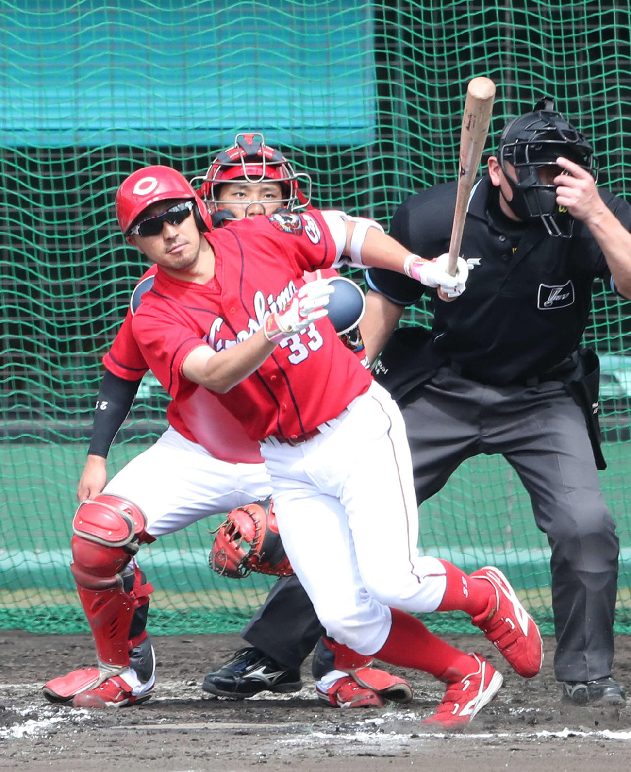 プロ野球広島沖縄キャンプ　シート打撃　菊池涼は左前打を放つ