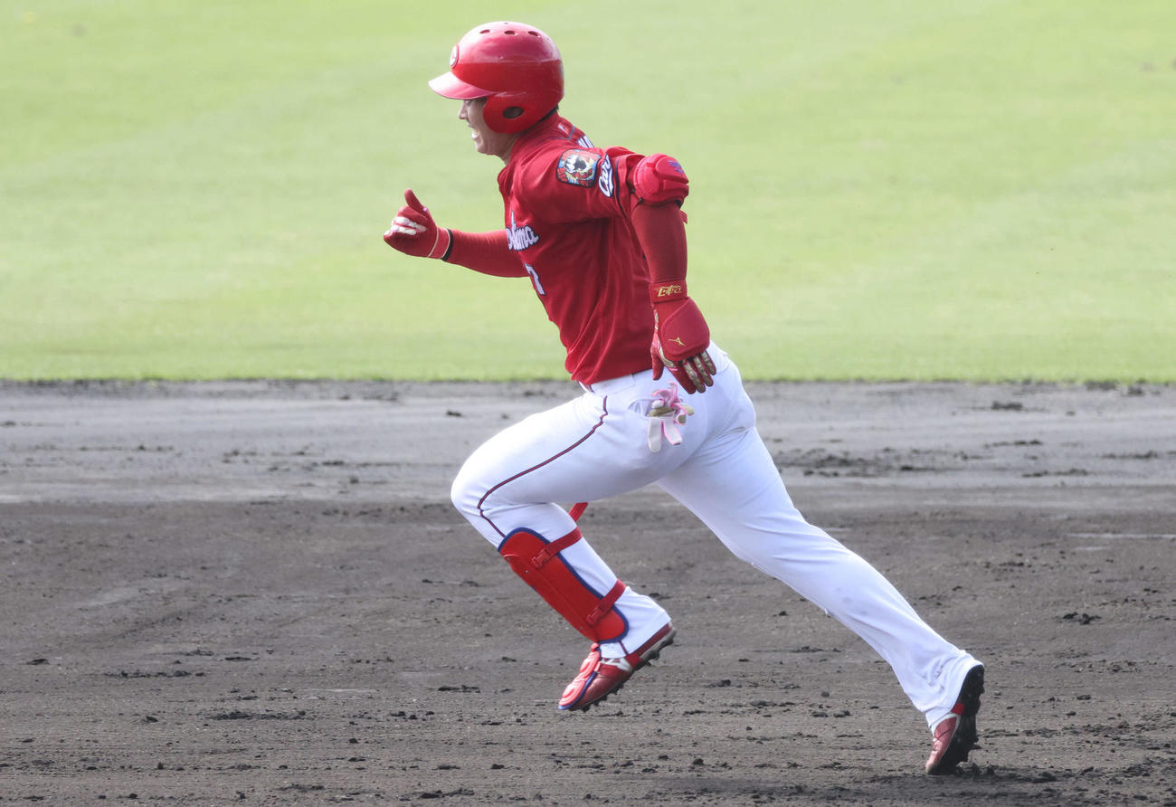 シート打撃　左二塁打を放った堂林（撮影・加藤孝規）