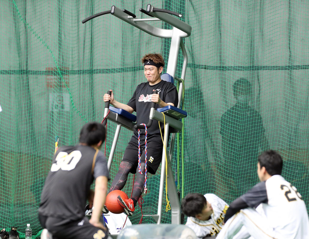 器具を使ったトレーニングを行う阪神西勇輝
