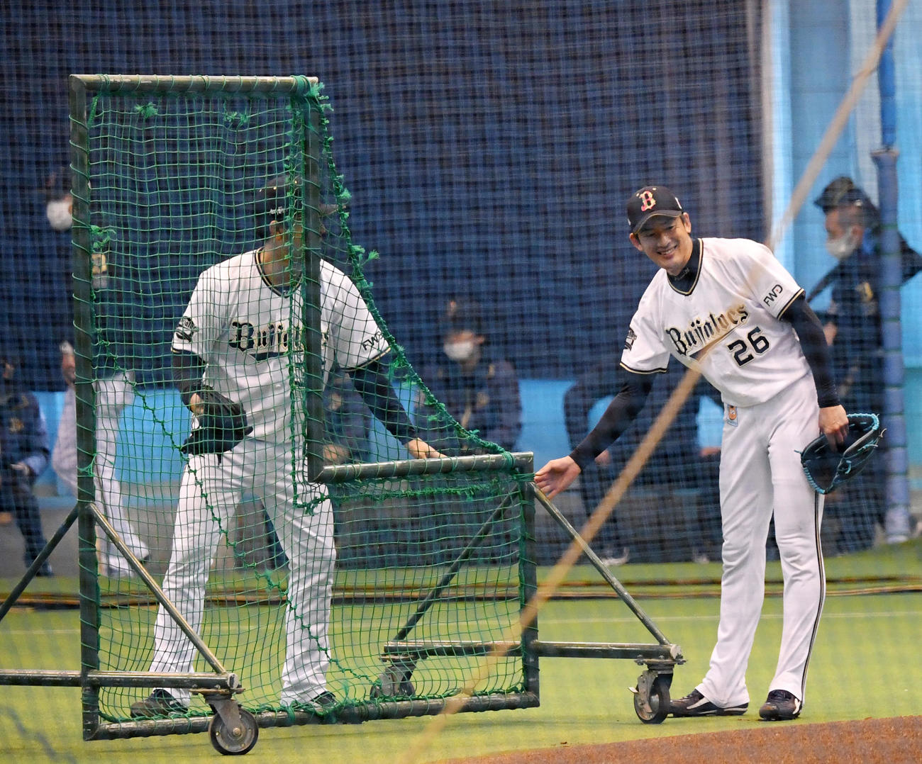 LiveBPを終え笑顔を見せるオリックス能見（右）。左は比嘉（撮影・前岡正明）